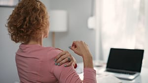 Read more about the article 【表参道で治す】首から腕のしびれ・ヘルニアと診断されても諦めないための「経絡鍼灸」の真実